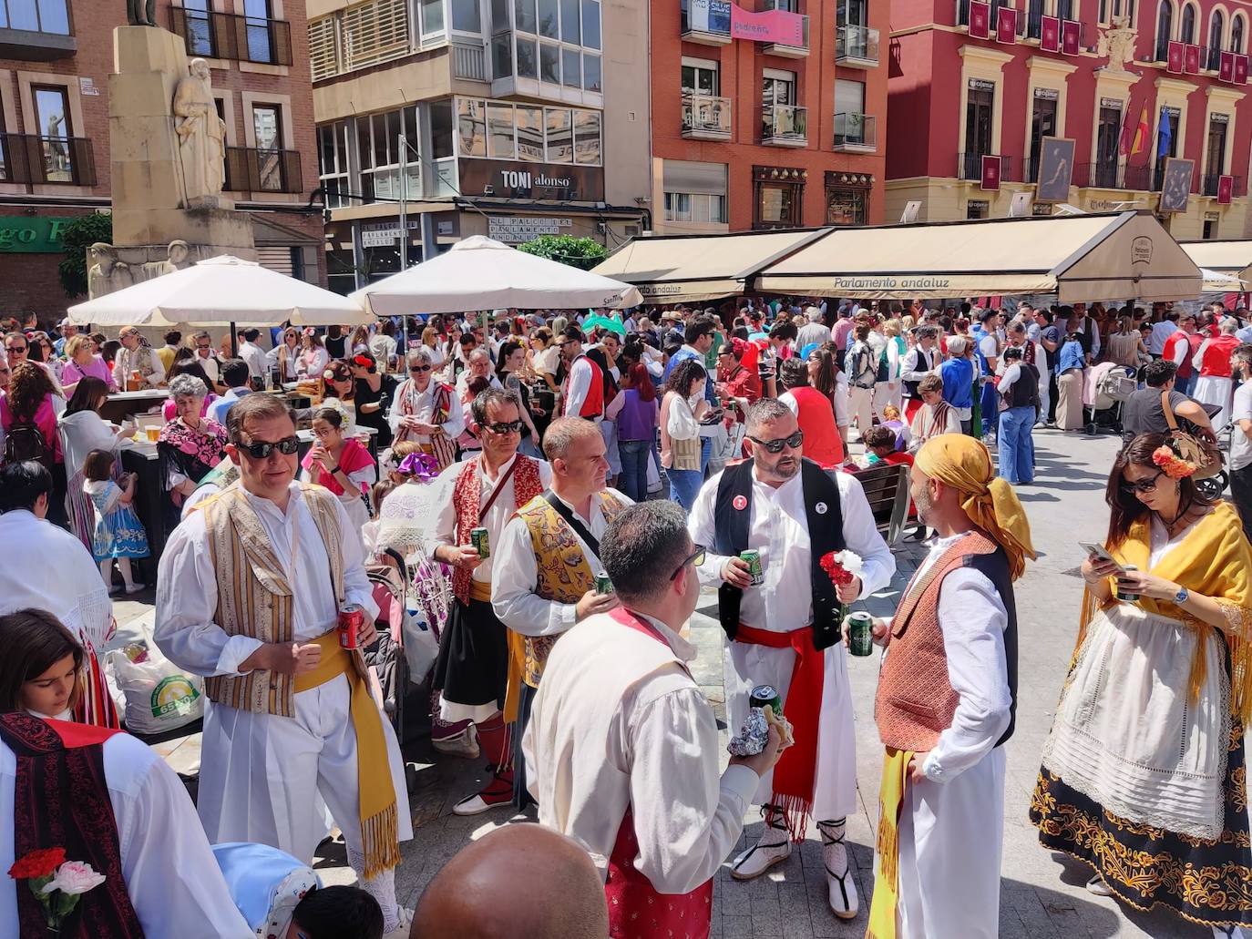 Las imágenes del ambiente festivo que inunda las calles en el Bando de la Huerta