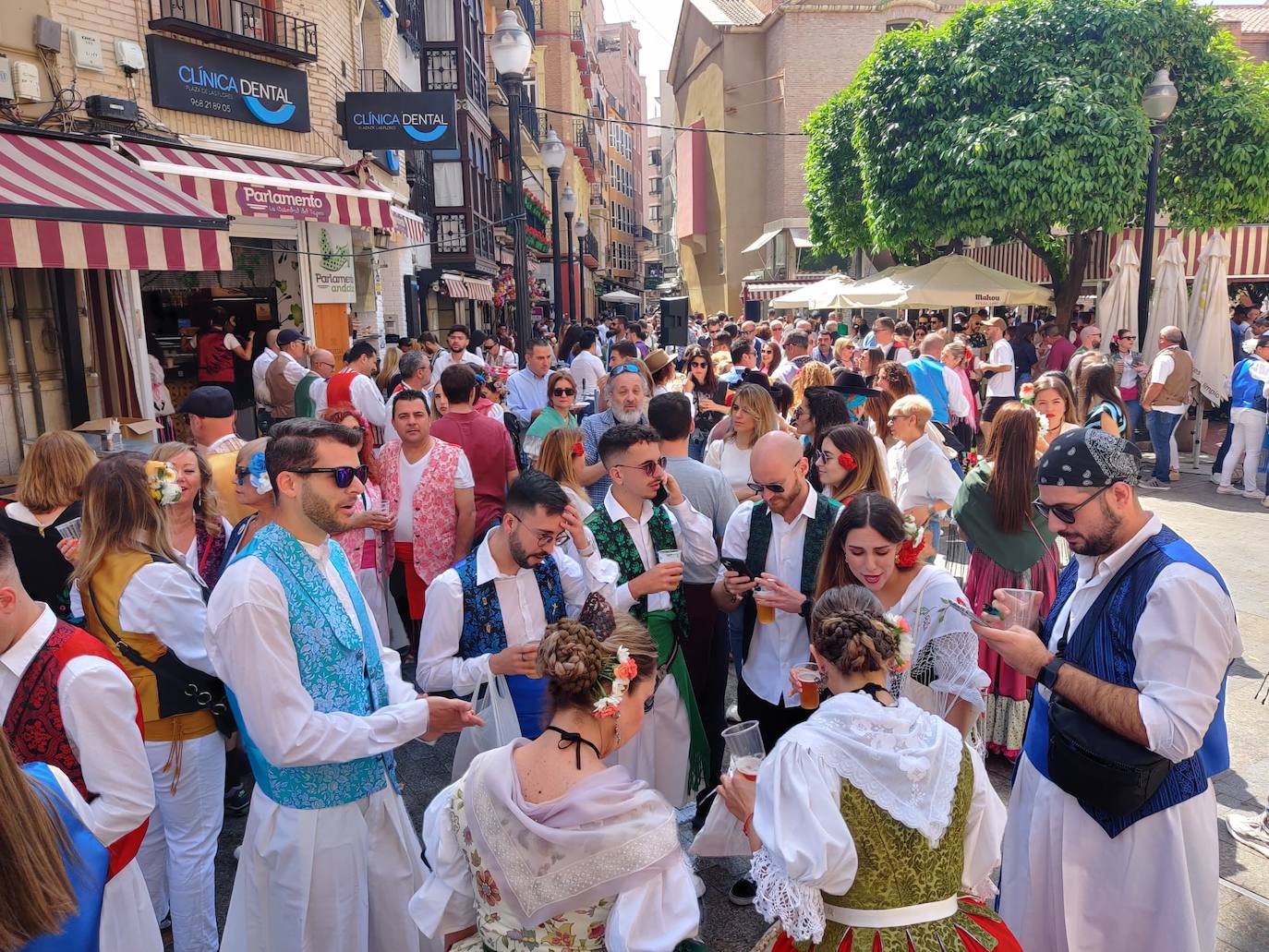 Las imágenes del ambiente festivo que inunda las calles en el Bando de la Huerta