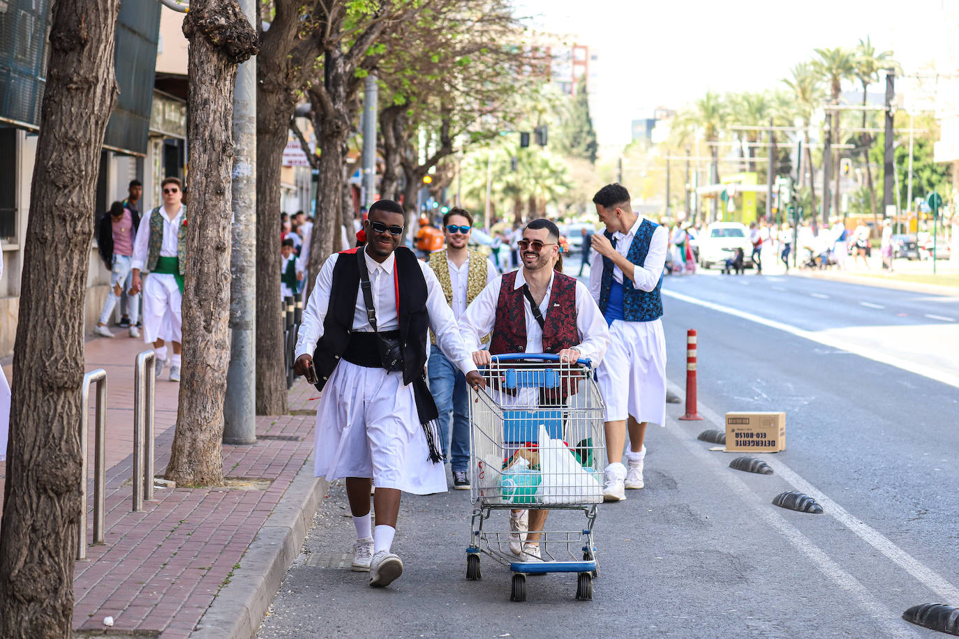 Las imágenes del ambiente festivo que inunda las calles en el Bando de la Huerta