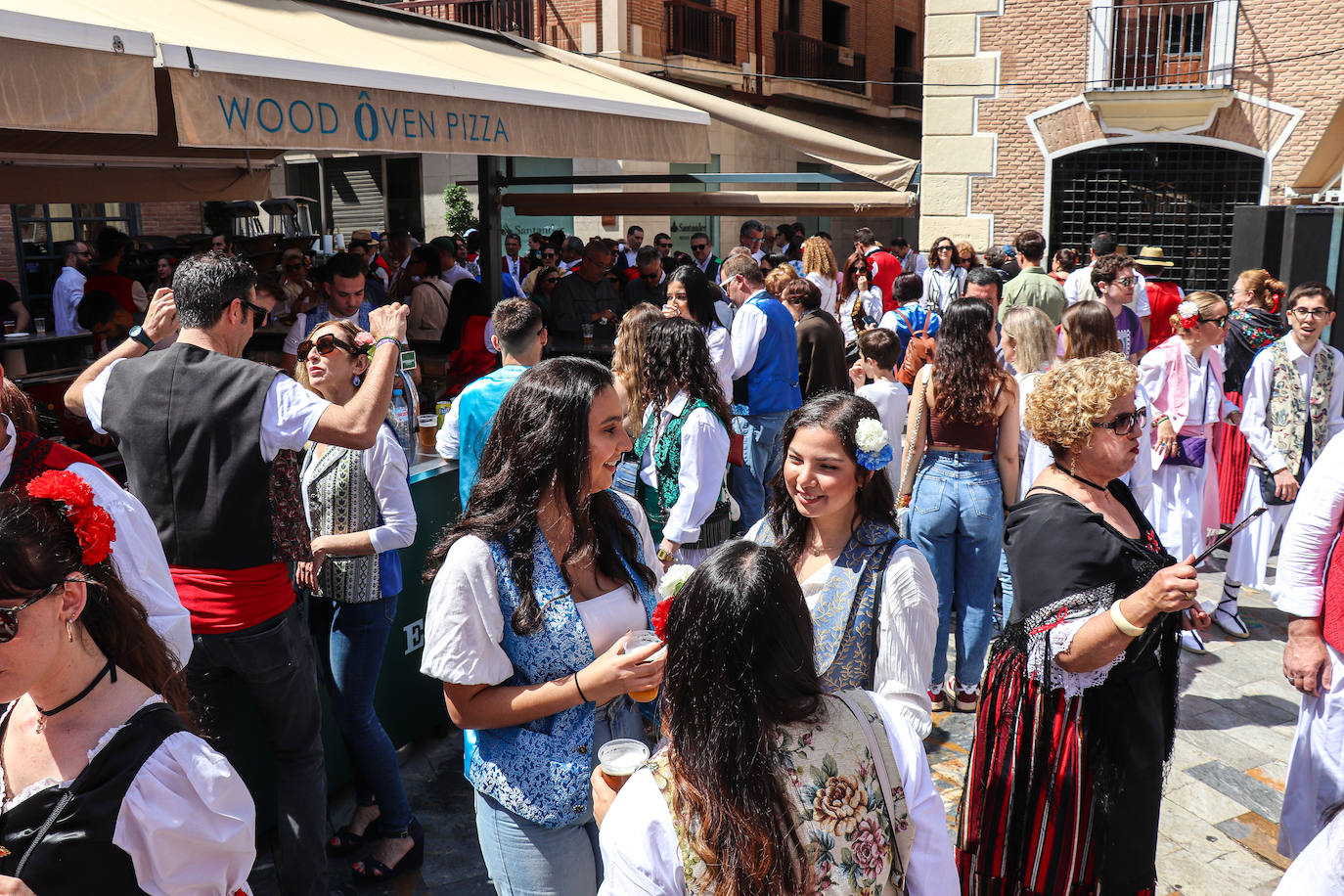 Las imágenes del ambiente festivo que inunda las calles en el Bando de la Huerta