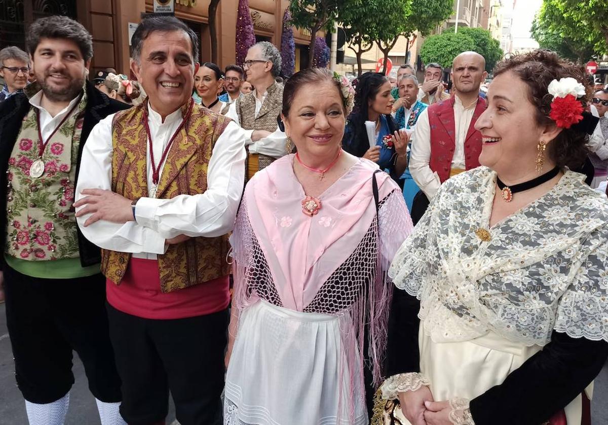 Caridad Rives, a la izquierda, acompañada del alcalde de Murcia, José Antonio Serrano, y el presidente de la Comunidad, Fernando López Miras.