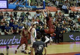 Pustoviy se cuelga del aro tras anotar una canasta en un partido contra el Unicaja.