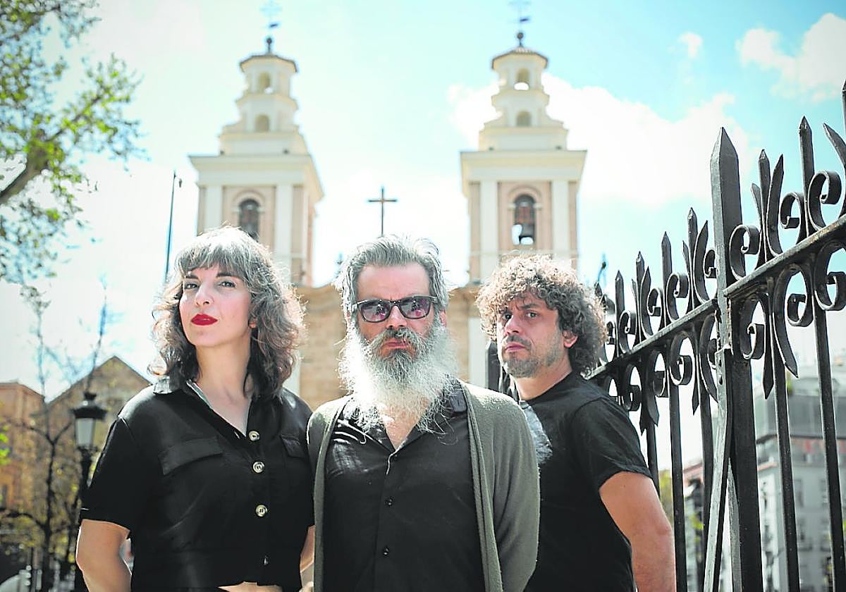 Inma Gómez, Raúl Frutos y José Luis López, componentes de Crudo Pimento, en El Carmen, Murcia.