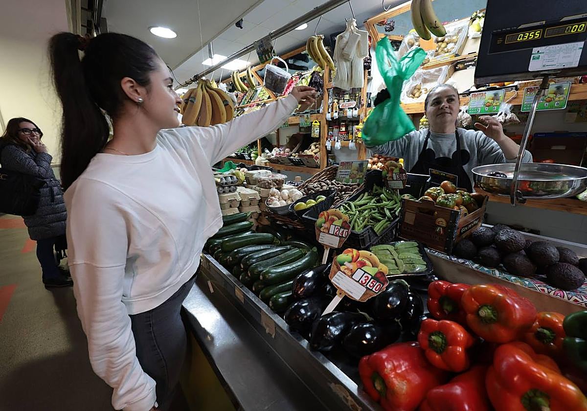 Una joven compra en un mercado en una imagen de archivo.
