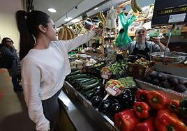 Una joven compra en un mercado en una imagen de archivo.
