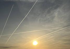 El cielo impregnado de numerosas estelas.