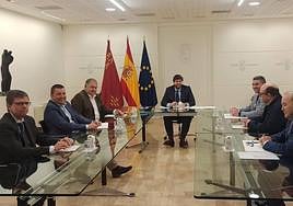 López Miras, junto al presidente del Scrats, Lucas Jiménez, representantes del sindicato y el catedrático Joaquín Melgarejo.