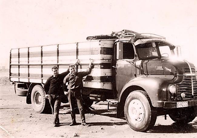 Ginés Sánchez (i) posa junto a un compañero de faena y uno de los primeros camiones de reparto utilizados en San Sebastián, en los años 60.