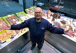 'Mariche' posa con la amplia selección de pescados y mariscos que ofrece en su pescadería de Pasajes de San Pedro, en Guipúzcoa (País Vasco).