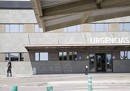 Puerta de Urgencias del hospital Los Arcos, donde fue trasladada la víctima.