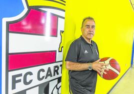 El entrenador del Odilo FC Cartagena CB, Gustavo Aranzana, posa para LA VERDAD en la puerta del vestuario del equipo, en el Palacio de Deportes.