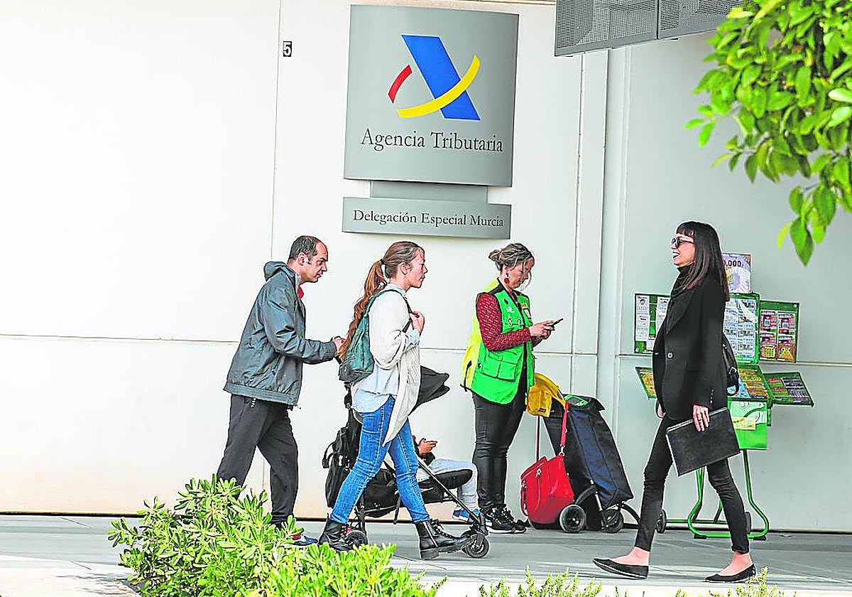 Ciudadanos entran y salen de la sede de la Agencia Tributaria de Murcia, ayer.