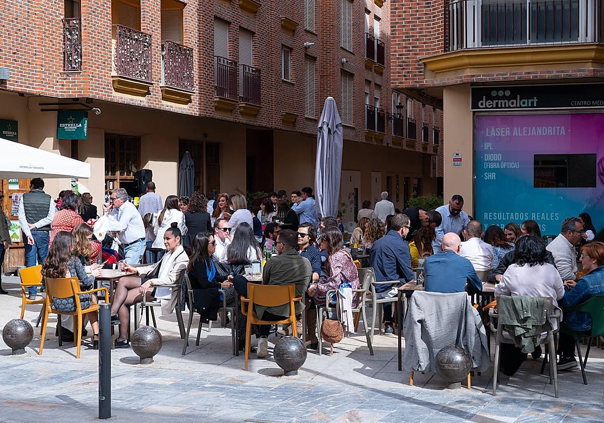 Clientes en un bar durante la Semana Santa de Lorca.