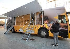 Imagen de archivo del camión informativo del Ingreso Mínimo Vital.