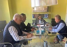 Un momento de la firma de la adjudicación de los terrenos.