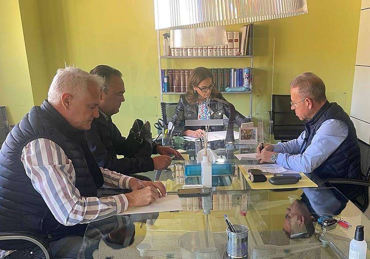 Un momento de la firma de la adjudicación de los terrenos.