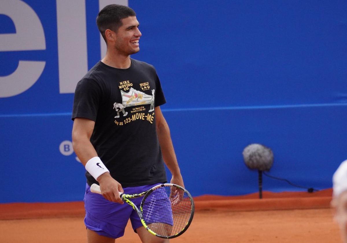 Un sonriente Carlos Alcaraz, este viernes en Barcelona, en un entrenamiento.