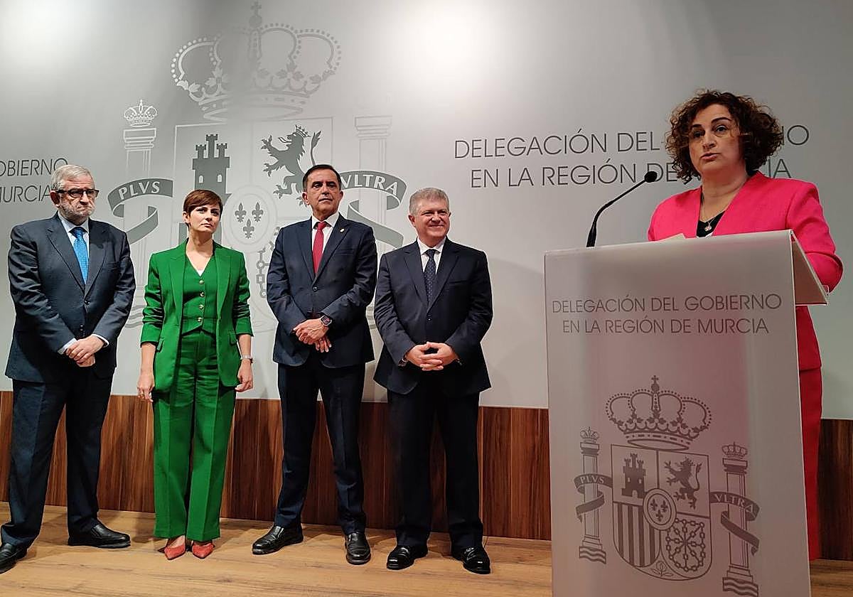 Caridad Rives (der.), nueva delegada del Gobierno en la Región, este viernes, durante su toma de posesión.