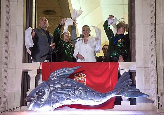 La periodista Carmen Conesa, con autoridades y cargos de la Agrupación Sardinera, pronuncia el Testamento, este viernes, desde el balcón del palacio Almudí.