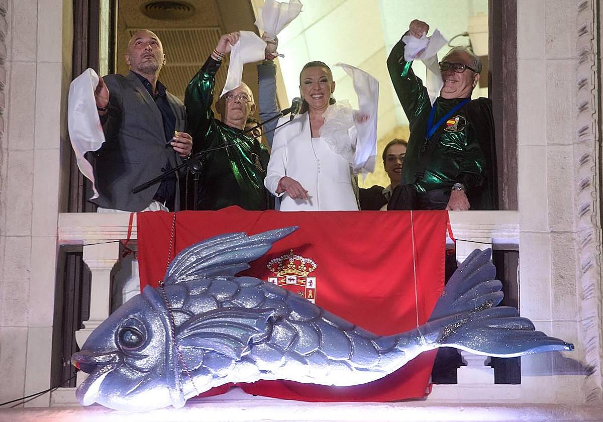 La periodista Carmen Conesa, con autoridades y cargos de la Agrupación Sardinera, pronuncia el Testamento, este viernes, desde el balcón del palacio Almudí.