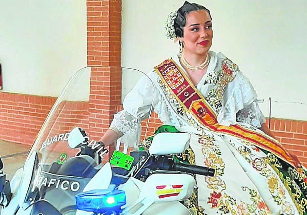 La Reina de la Huerta posa subida en una moto de la Guardia Civil.
