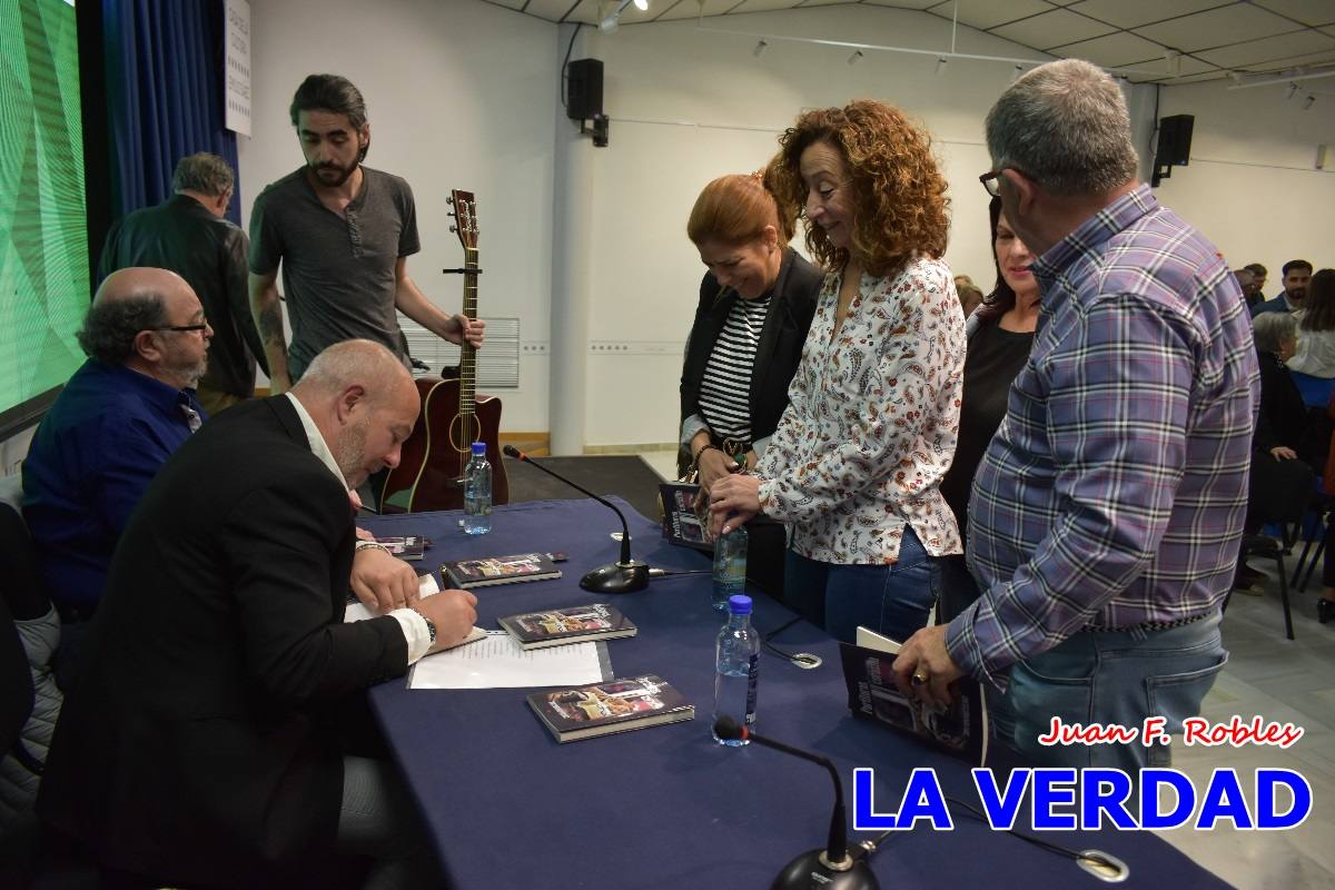 El poemario «Partituras del corazón» llena de emociones la Casa de Cultura de Caravaca