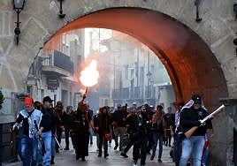 Un kabileño dispara su arma al paso por el Arco.