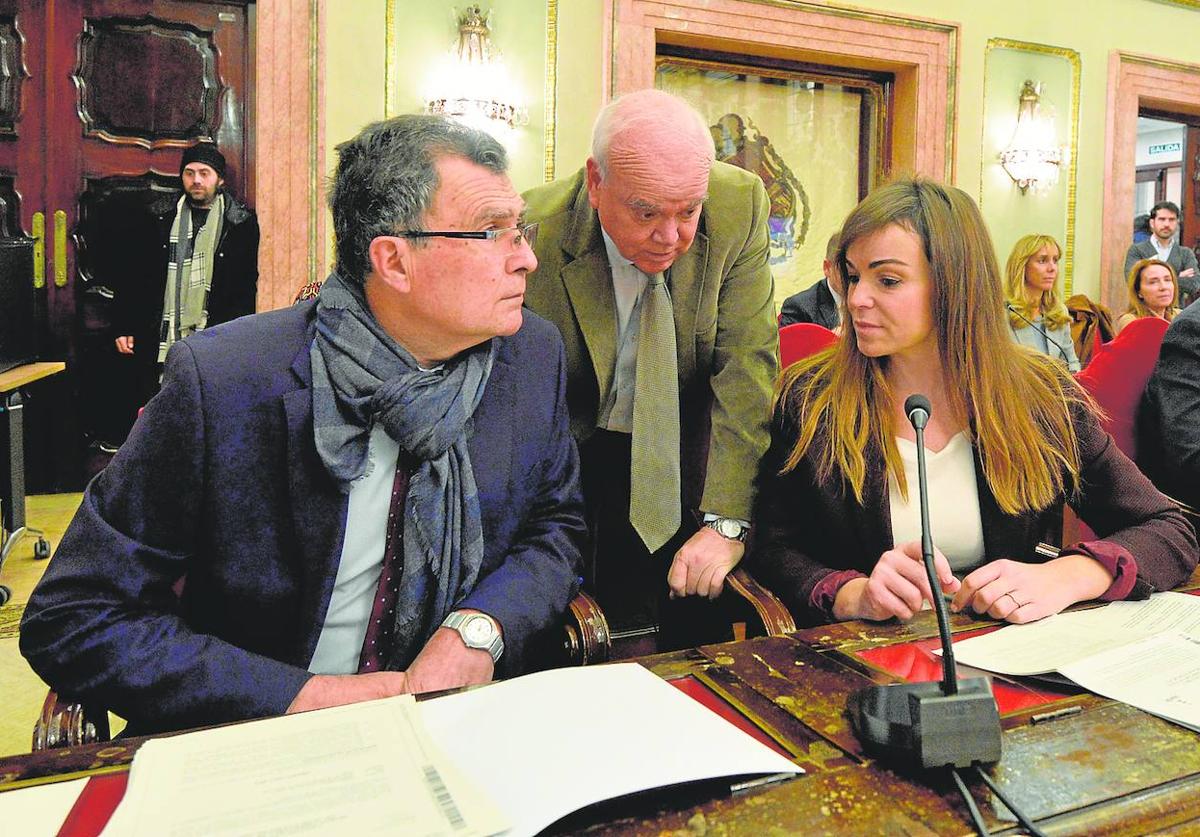 José Ballesta, Eduardo Martínez-Oliva y Rebeca Pérez, en el Pleno municipal de enero.