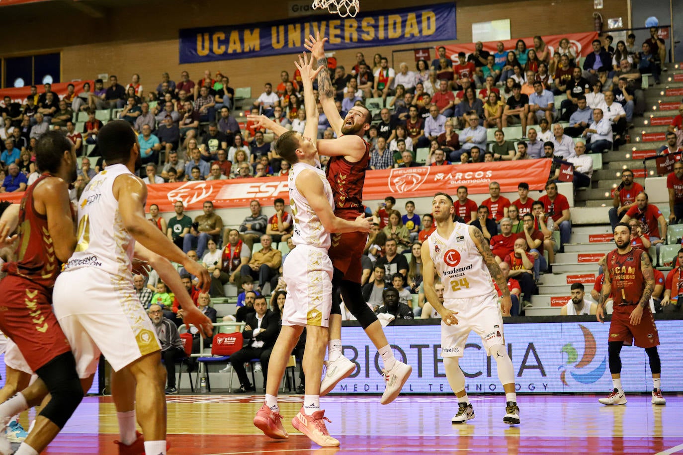 Las imágenes del partido entre el UCAM Murcia y el Zaragoza