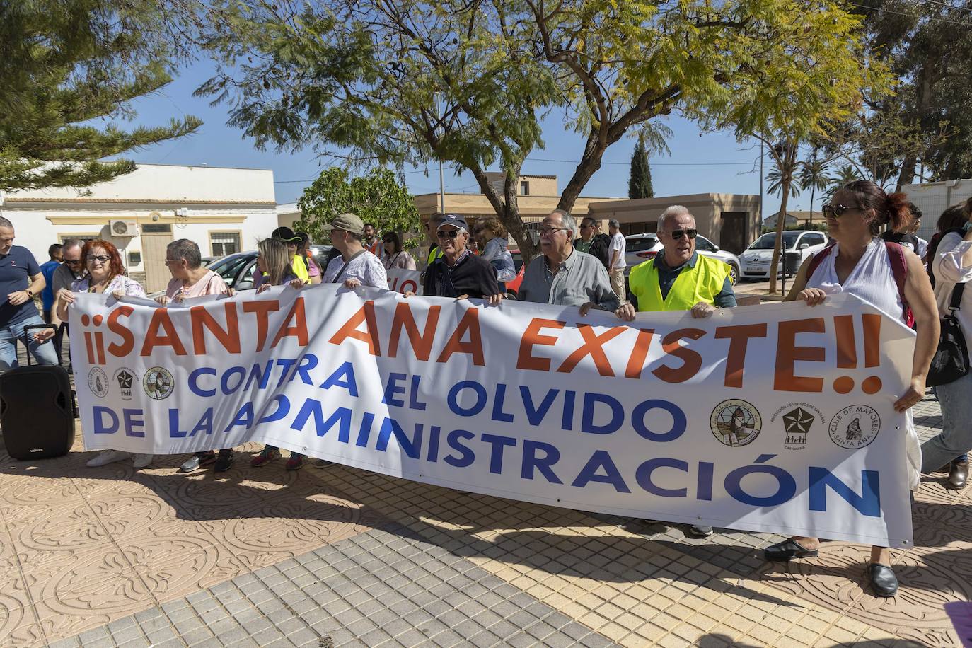 Los vecinos de Santa Ana exigen en la calle más servicios e infraestructuras