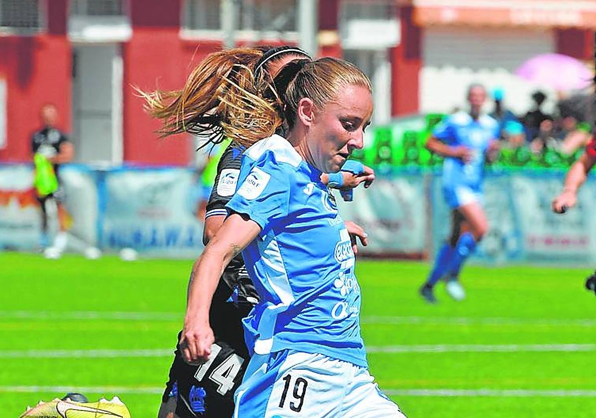 Marina Martí se prepara para golpear el balón, ayer.