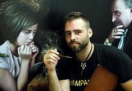 Jesús Inglés Canalejo con algunas de sus obras.