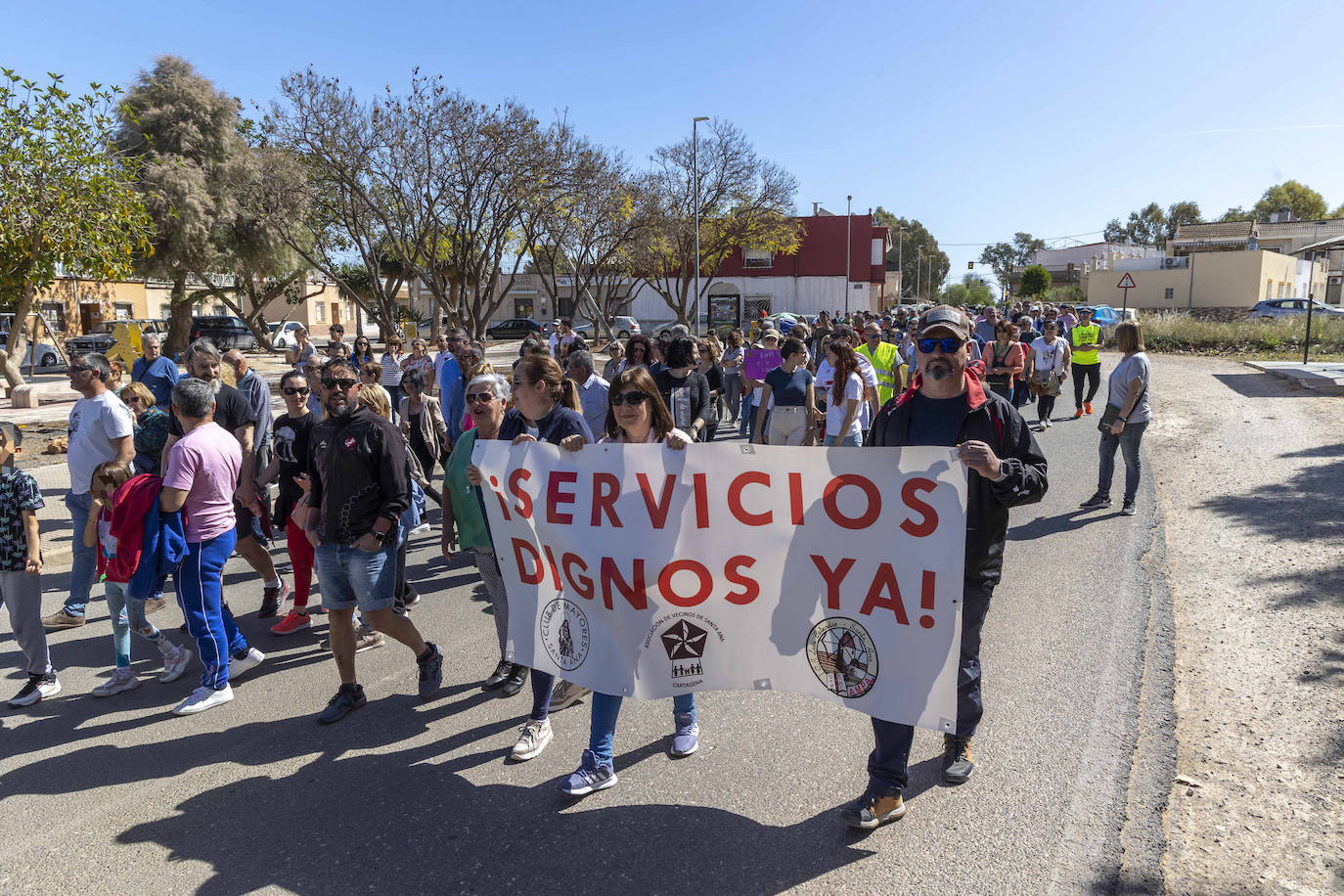 Los vecinos de Santa Ana exigen en la calle más servicios e infraestructuras