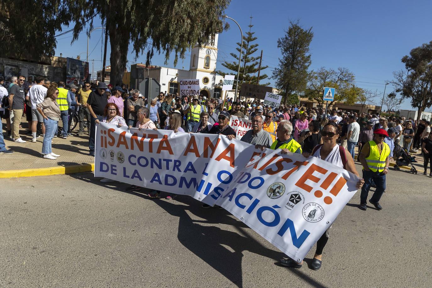 Los vecinos de Santa Ana exigen en la calle más servicios e infraestructuras