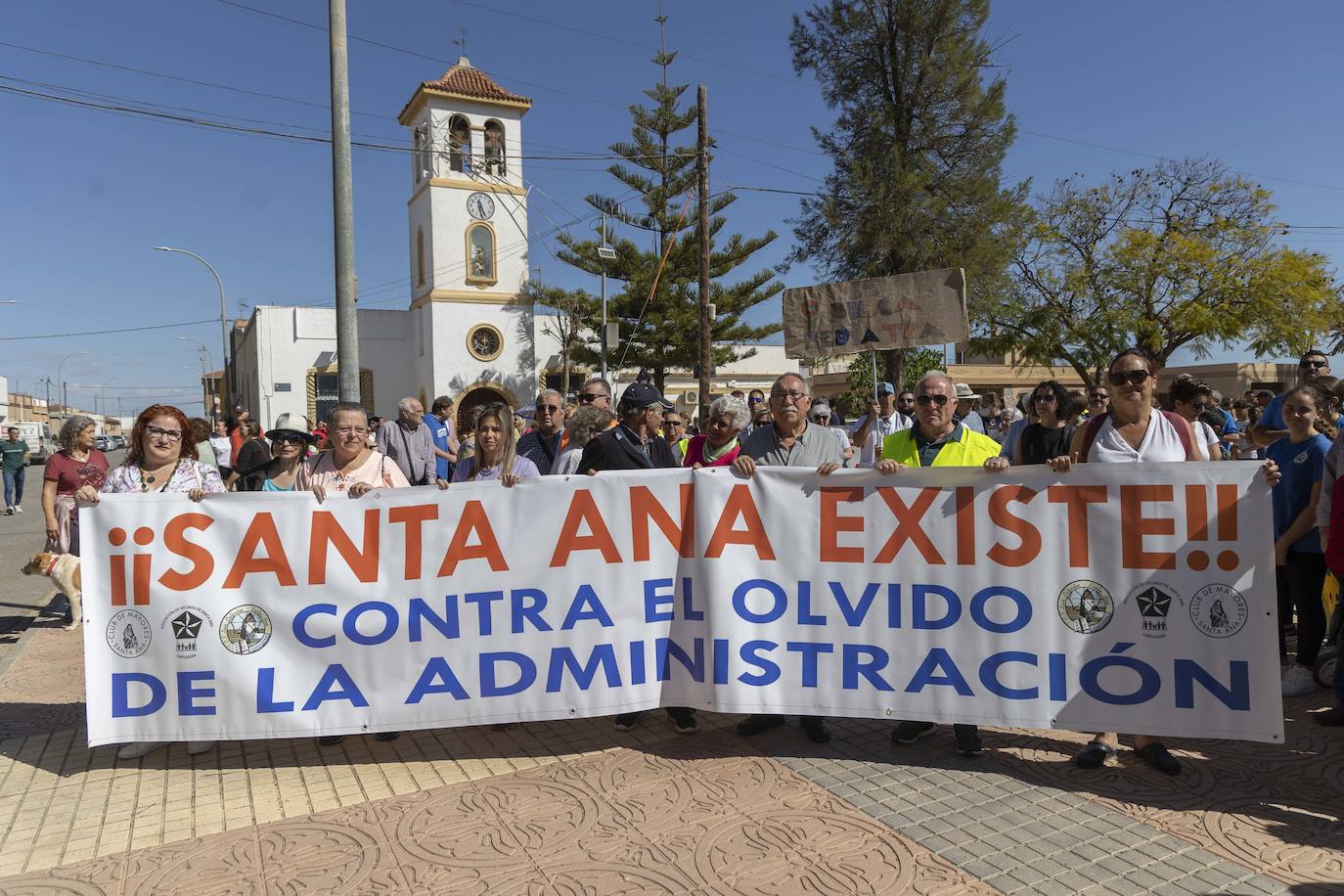 Los vecinos de Santa Ana exigen en la calle más servicios e infraestructuras