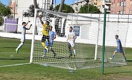 Irureta desvía el balón que se colaba por la escuadra.