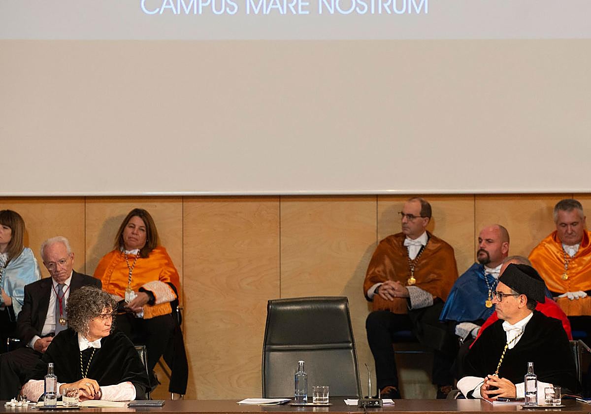 La rectora de la UPCT, Beatriz Miguel, y el de la UMU, José Luján, en la apertura del año académico.