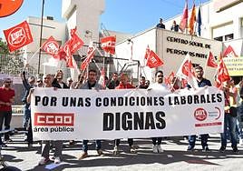 Los agentes de la Policía Local en la calle Juan Carlos I, en la puerta del Hogar de la Tercera Edad.