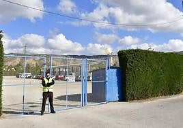 Un vigilante de seguridad, este martes, en la puerta de entrada al entrenamiento del Alhama.