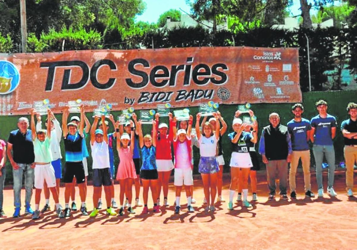 Campeones y subcampeones del 'TDC Series by Bidi Badu' disputado en el Club de Campo.
