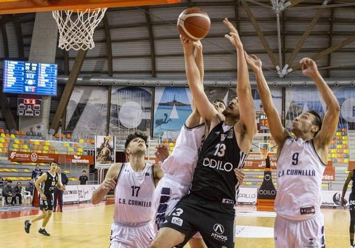 El pívot Mendiola, en el partido contra el Cornellá.