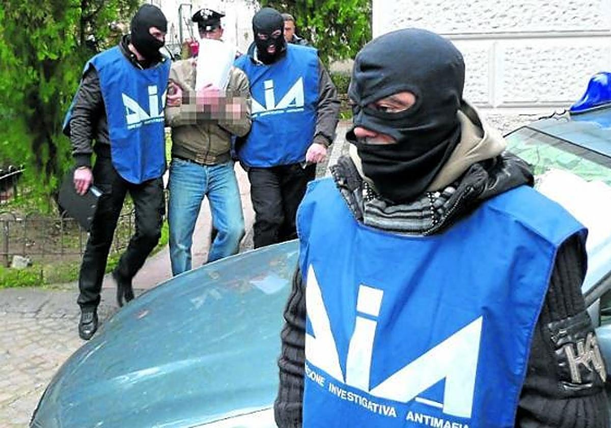 Operativo contra la 'Ndrangheta. Agentes del cuerpo especial contra la mafia detienen a un sospechoso.