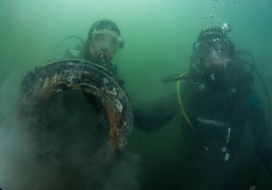 Dos integrantes de la Asociación Hippocampus recogen basura del fondo marino.