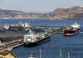 Vista general del puerto de Escombreras, en una foto de hoy.