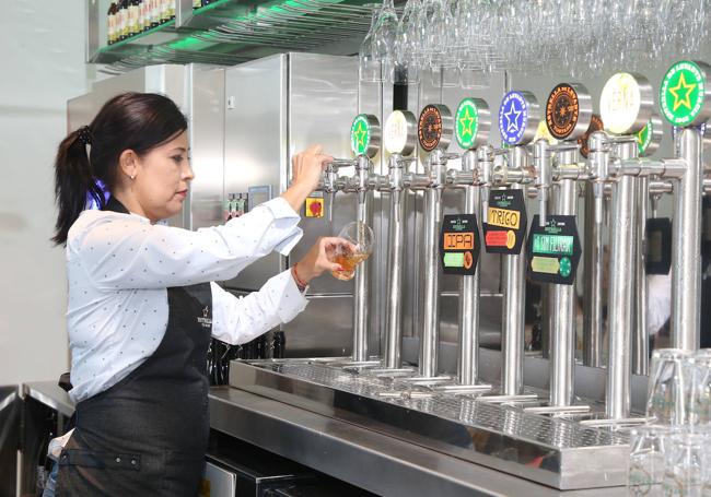 Ángela Marulanda sirve una cerveza en la Sala de Catas de Estrella de Levante, donde trabaja como beer sommelier.