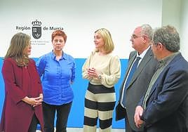 La consejera Conchita Ruiz (c), con representantes de la Red de Lucha contra la Pobreza.