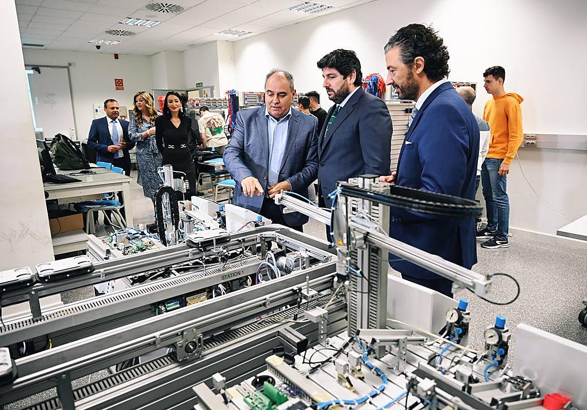 El presidente del Gobierno regional, Fernando López Miras, visita las instalaciones de la Fremm.