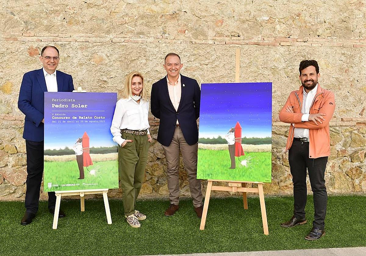 El director de la Fundación Cajamurcia, Pascual Martínez; la pintora Carmen Cantabella; el alcalde de Abarán, Jesús Gómez; y Manuel Madrid, jefe de Culturas de LA VERDAD, en la presentación del cartel del concurso, con la obra original.