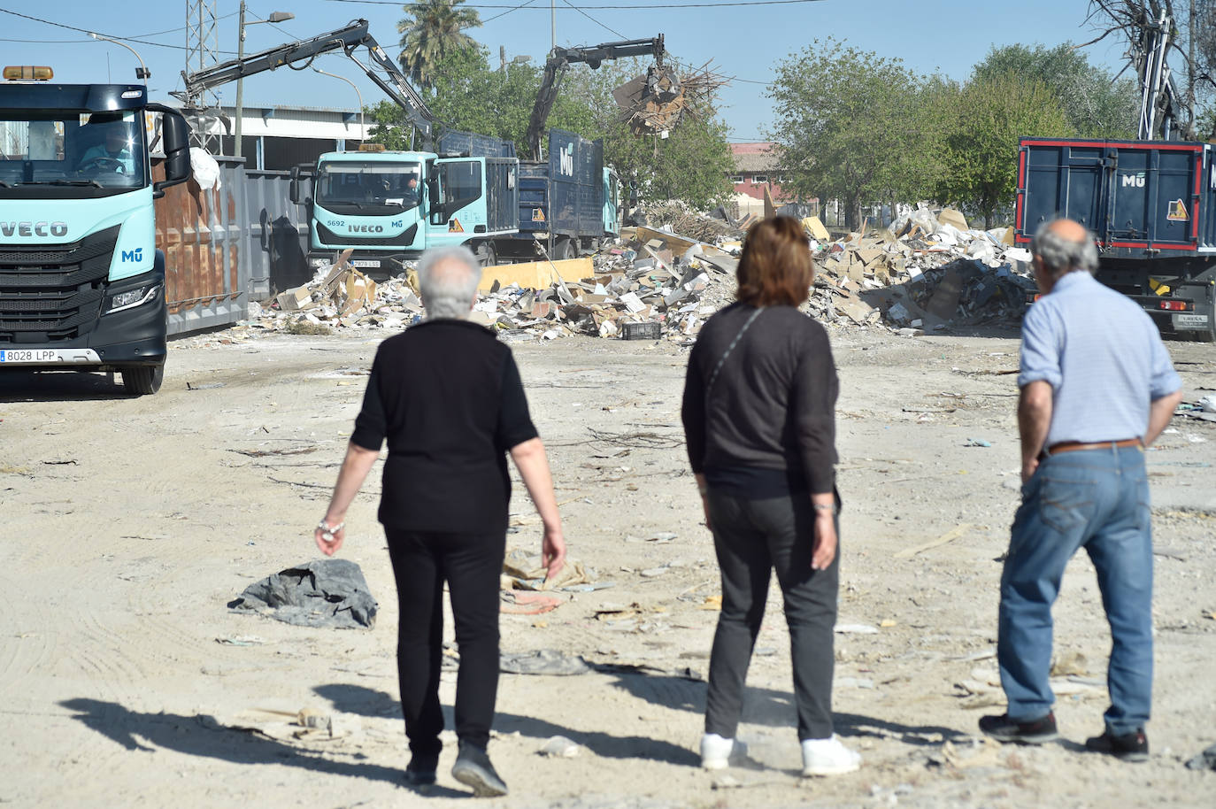 Retirada de basura en el vertedero ilegal de La Azacaya de Murcia