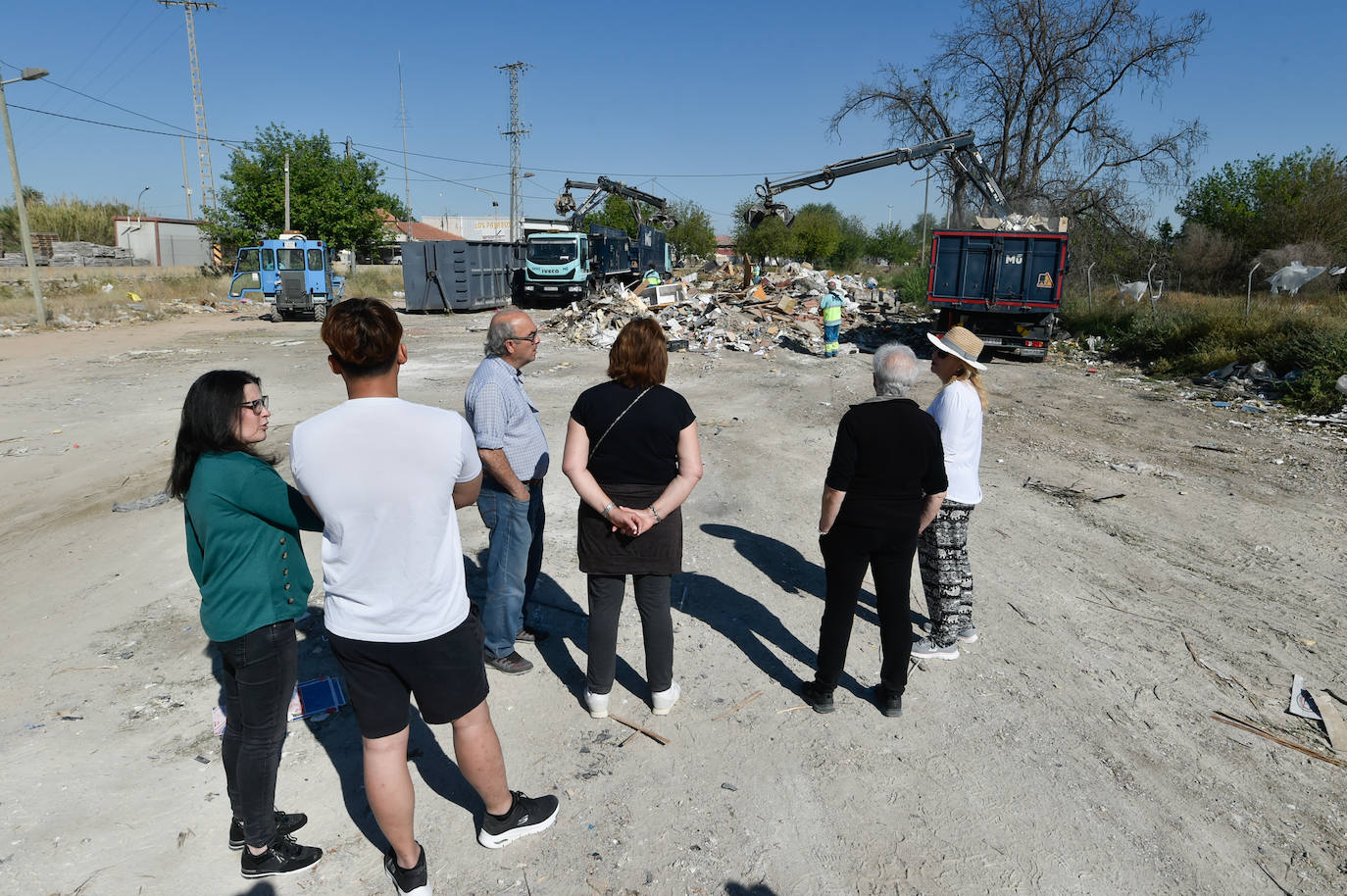 Retirada de basura en el vertedero ilegal de La Azacaya de Murcia